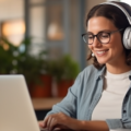 kobieta w słuchawkach przed laptopem