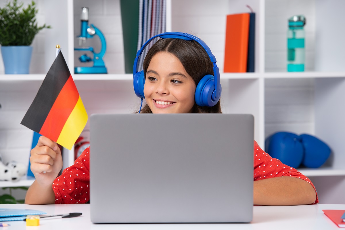 kobieta uczy się niemieckiego online