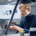 młody inżynier przy laptopie