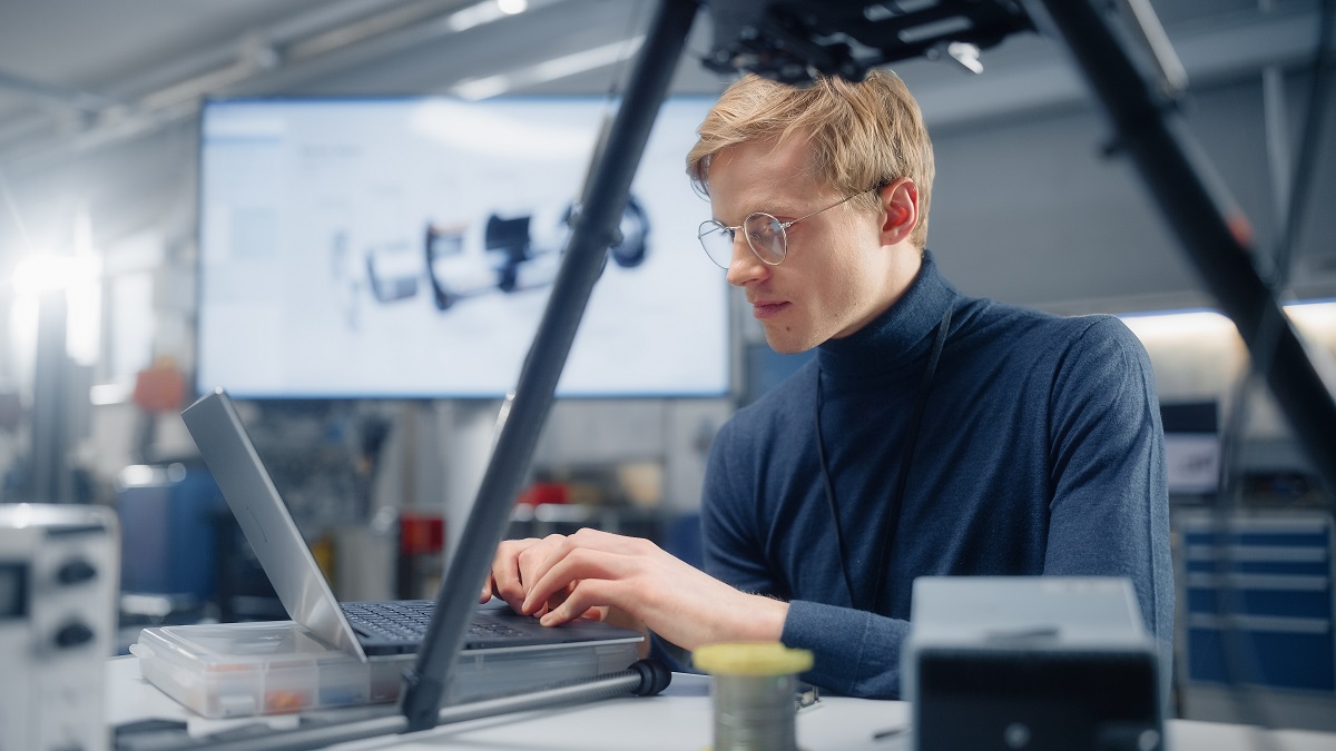 młody inżynier przy laptopie