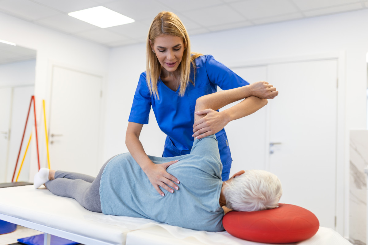 fizjoterapeuta podczas pracy z pacjentem