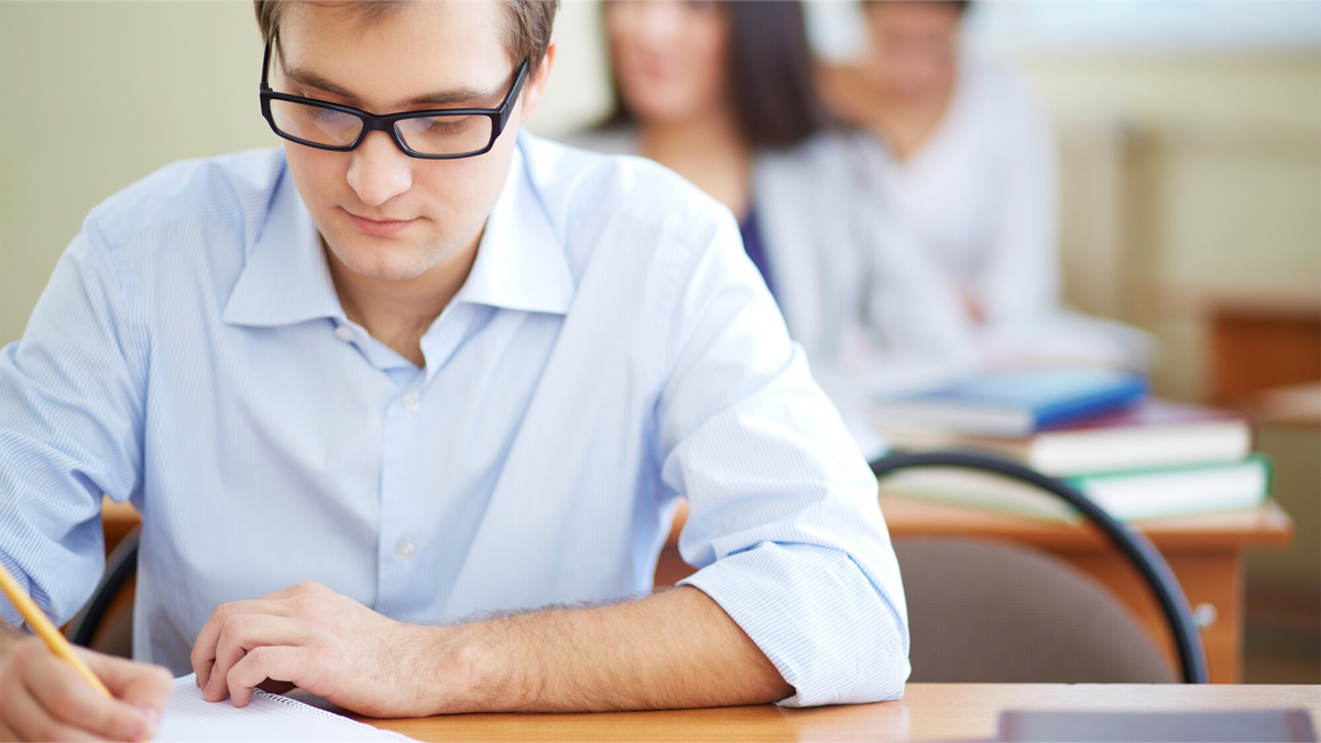 chłopak piszący egzamin