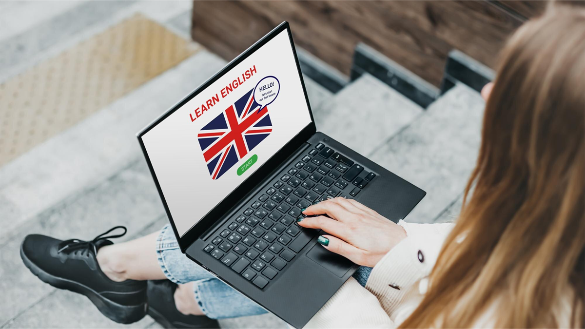 Kobieta ucząca się angielskiego na laptopie