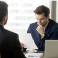 Jak negocjować po angielsku? Zwroty do rozmowy o podwyżce i warunkach umowy